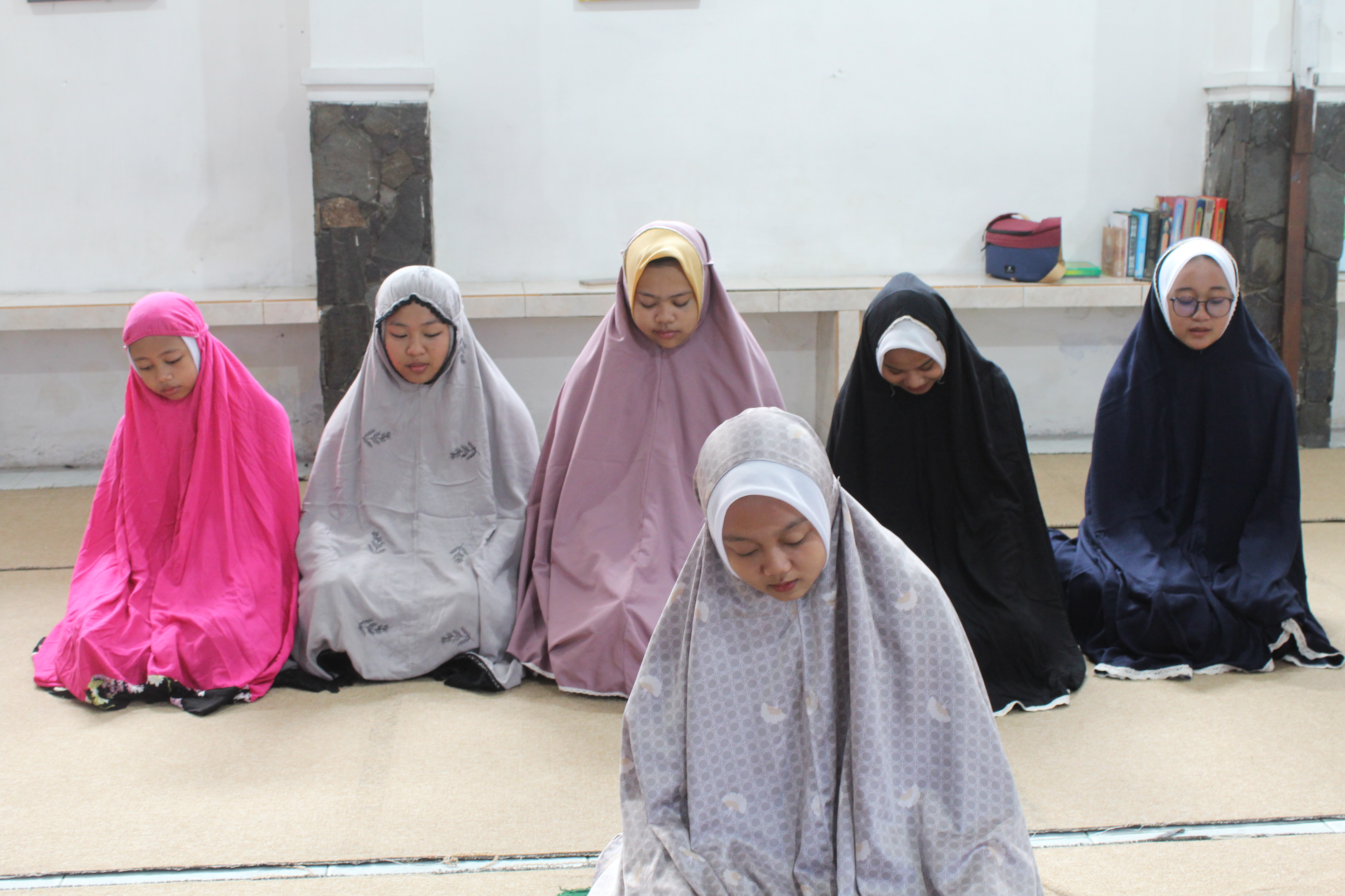 Aktif Melaksanakan Sholat Dhuha, Dhuhur, Ashar Berjama'ah